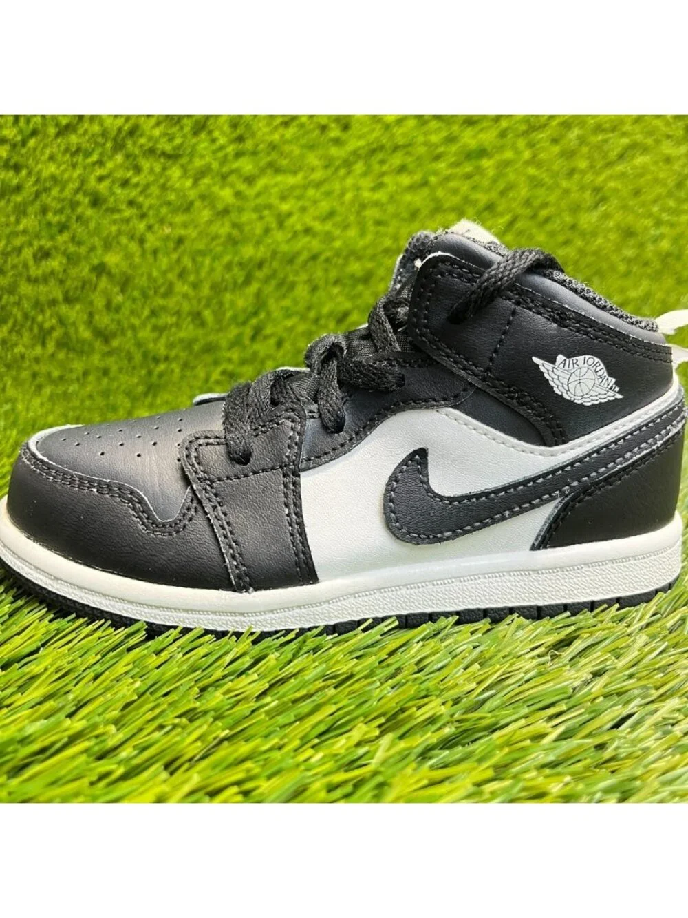 Nike Air Jordan 1 Mid Boys Size 10C Black White Athletic Leather Shoes Sneakers